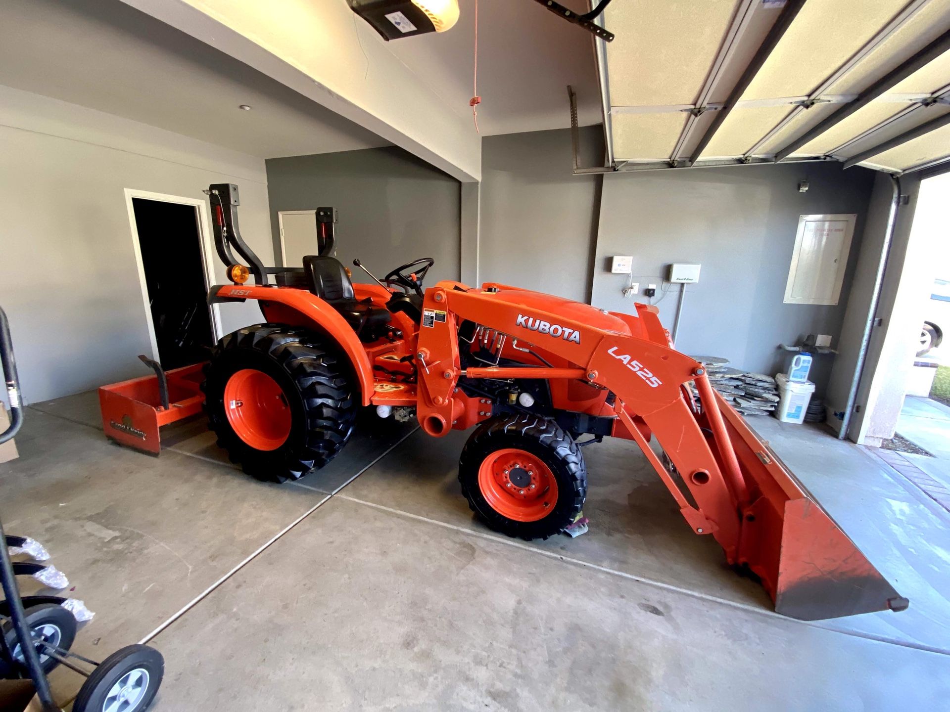 2016 KUBOTA Tractor L2501 with LA525 Loader with bucket and scraper for