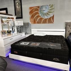 Stunning Platform Bedroom Set! $1899 📲🚨🤍