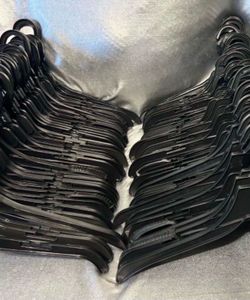 100 HANGERS SIZE LARGE 👕👚👗🩱$20