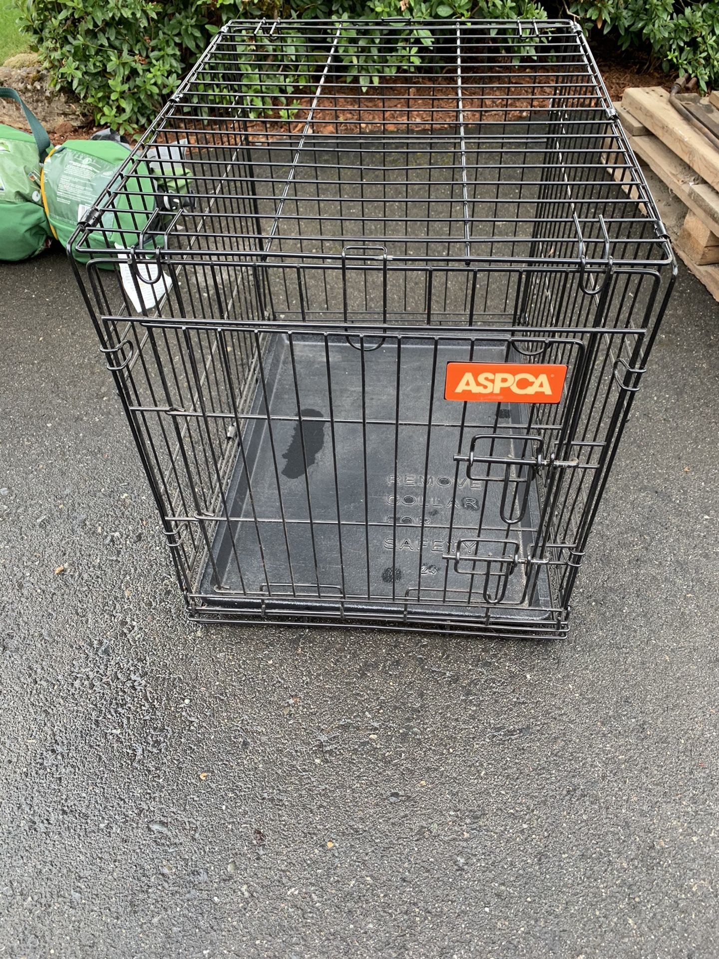 Medium wire dog kennel