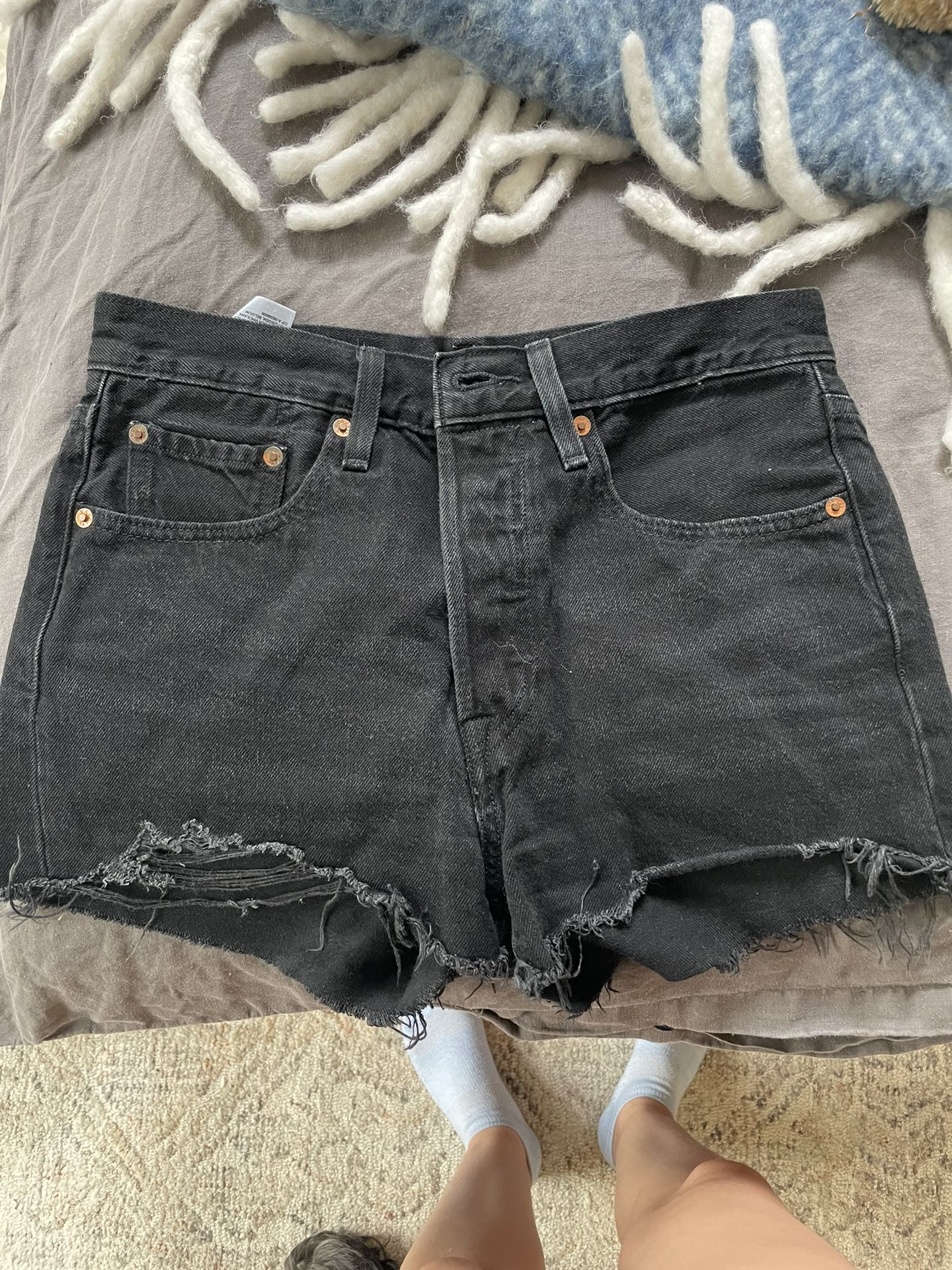 Levi’s 501 Women Black Denim Shorts (size 26)