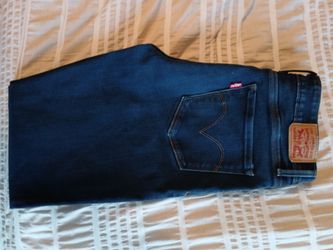Woman's Levis Mid Rise Skinny Jeans( size 8) -  $12