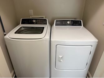 Excellent Condition Washer & Dryer Set – [Frigidaire]
