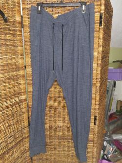 Old Navy Breath On Women's Size XL Grey Athletic Joggers W/Pockets Drawstring

Excellent Condition!!

**Bundle and save with combined shipping**

