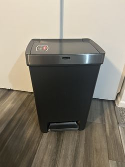 New Rubbermaid Step On Trash Can