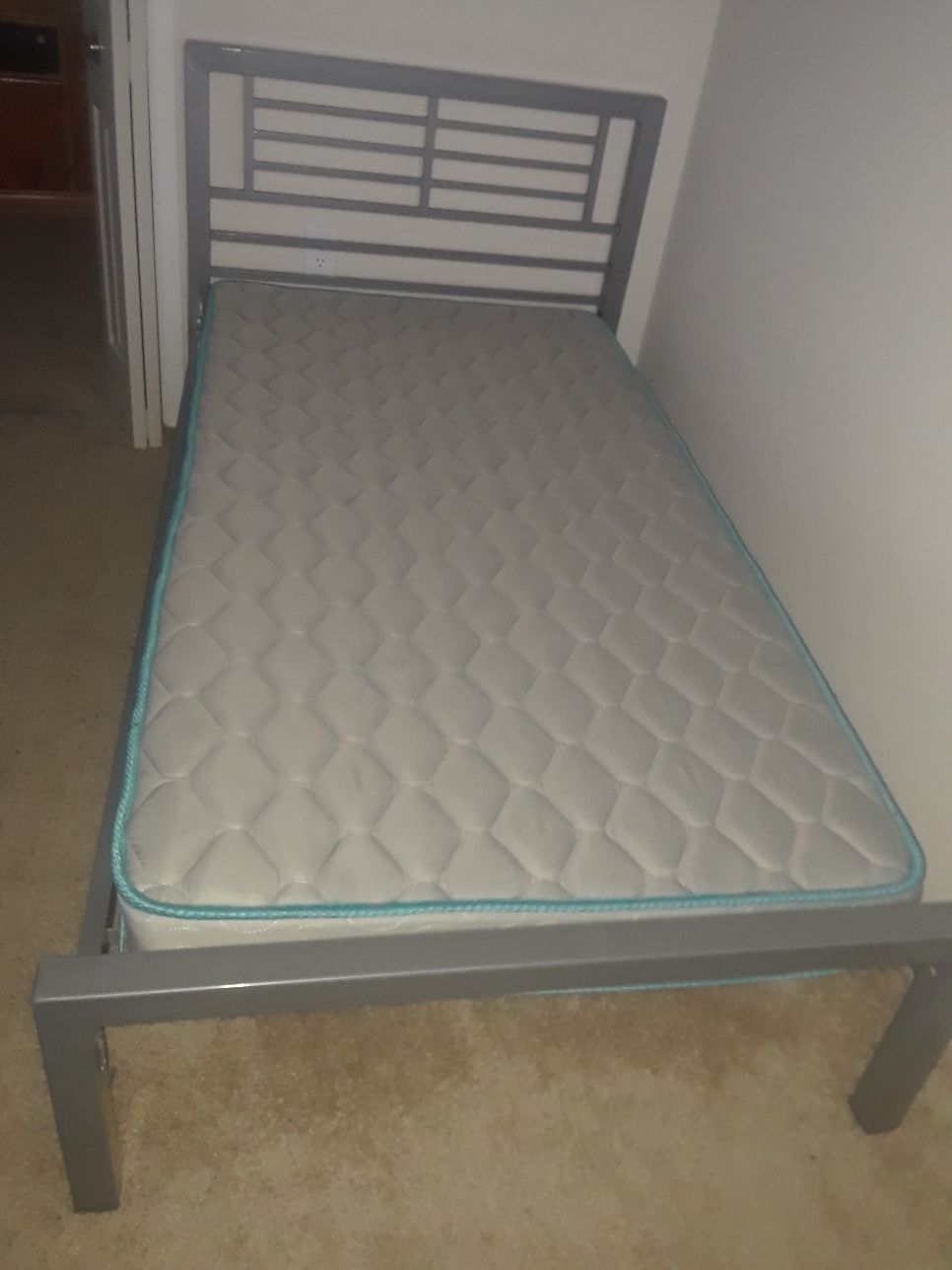 Twin bed - cama ( no mattres)