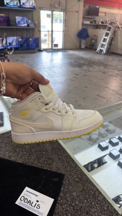 Nike size 6y white and yellow