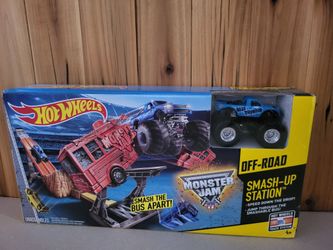 HotWheels Monster Jam BLUE THUNDER SMASH-UP STATION