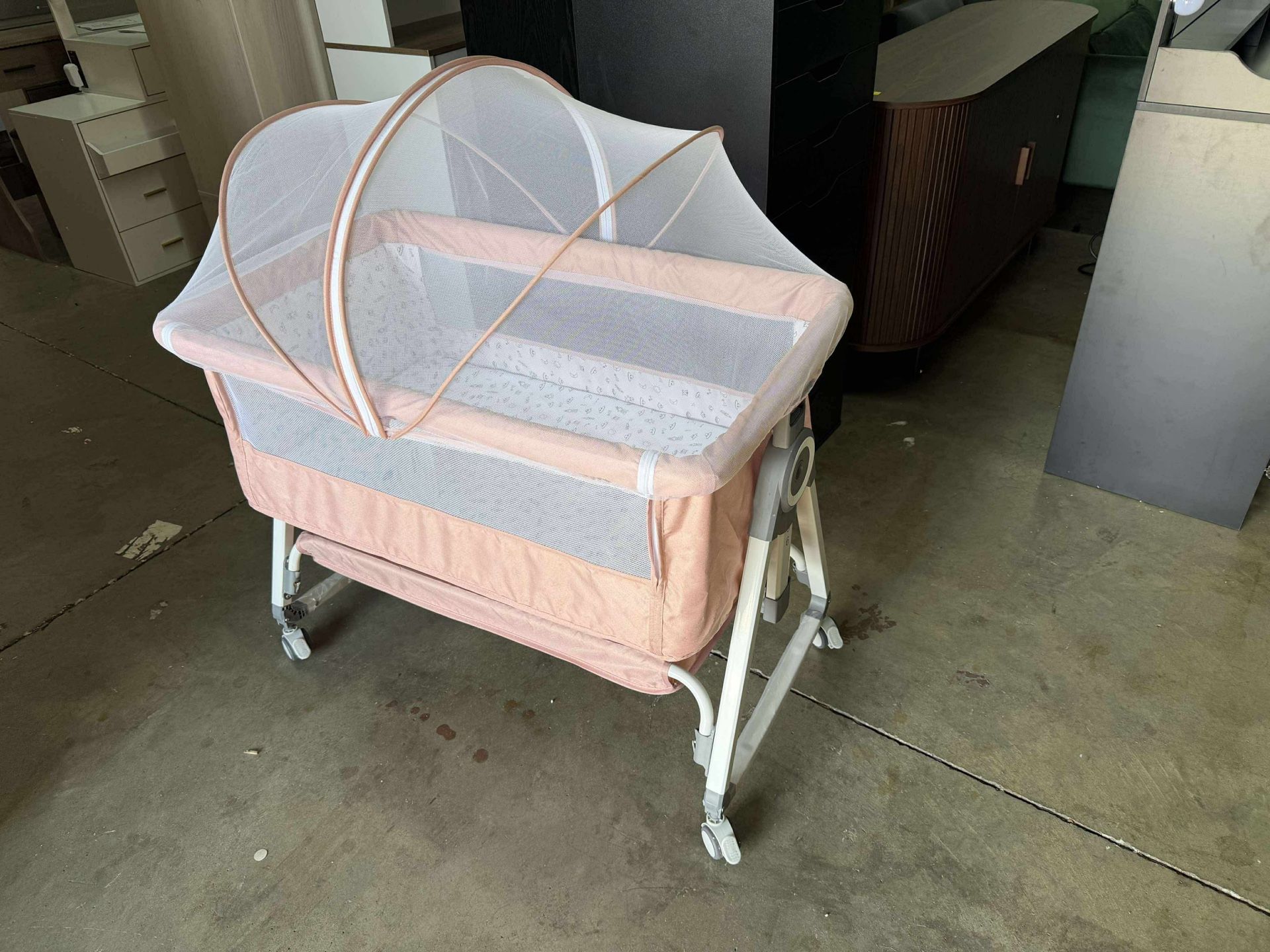 3 in 1 Baby Bassinet,Bedside Sleeper with Storage Basket and Wheels,pink