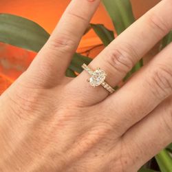 NEVER WORN 18K Gold 1.57ct Oval Lab Grown Engagement Ring