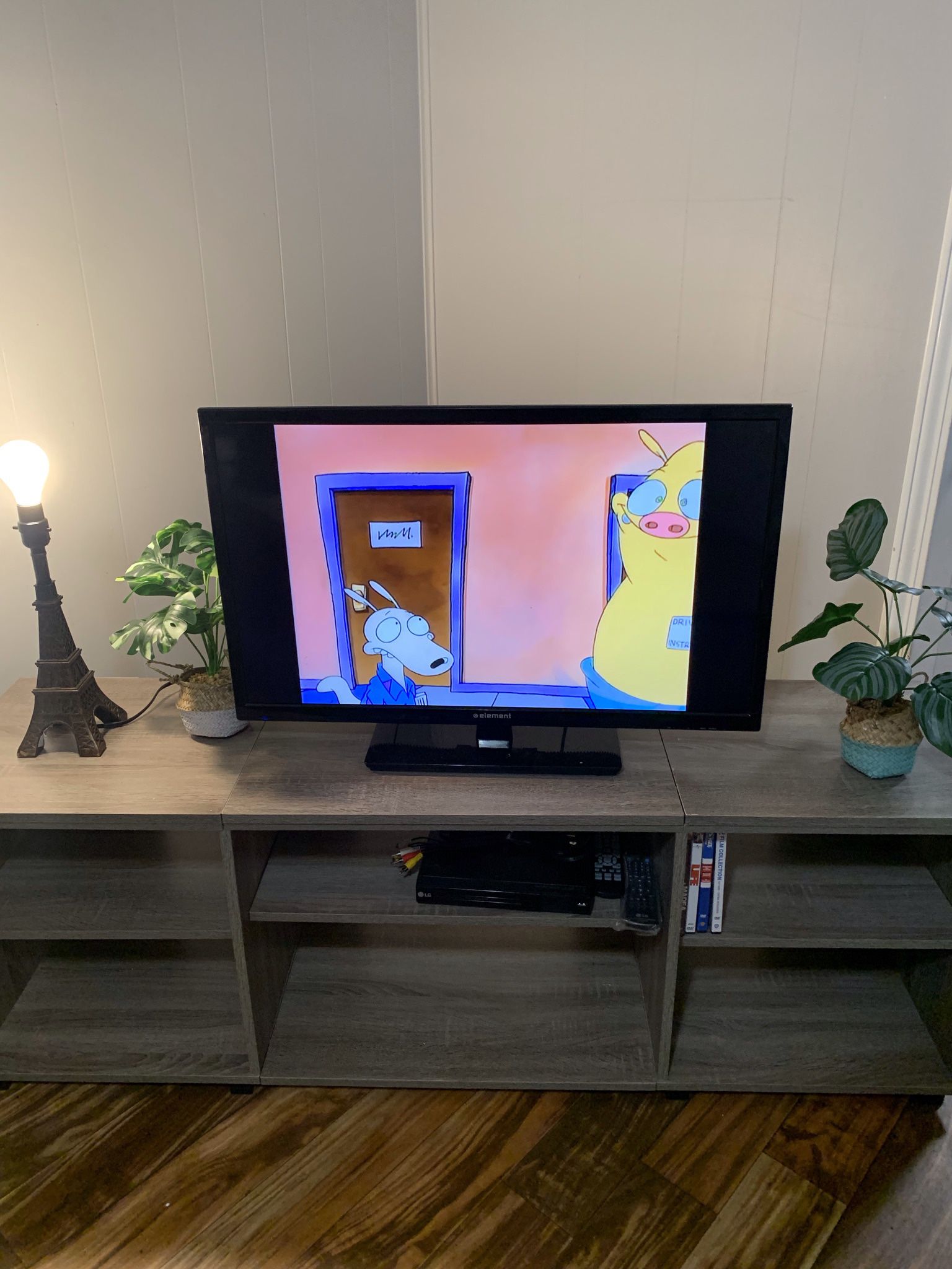 Entertainment Stand + 40” TV