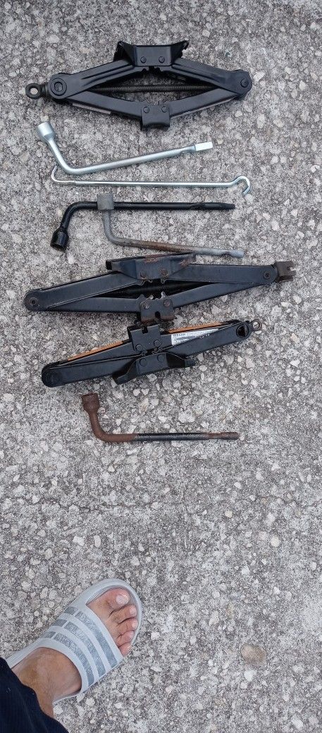 3 Jacks With Tools 50$$$$ Material handling