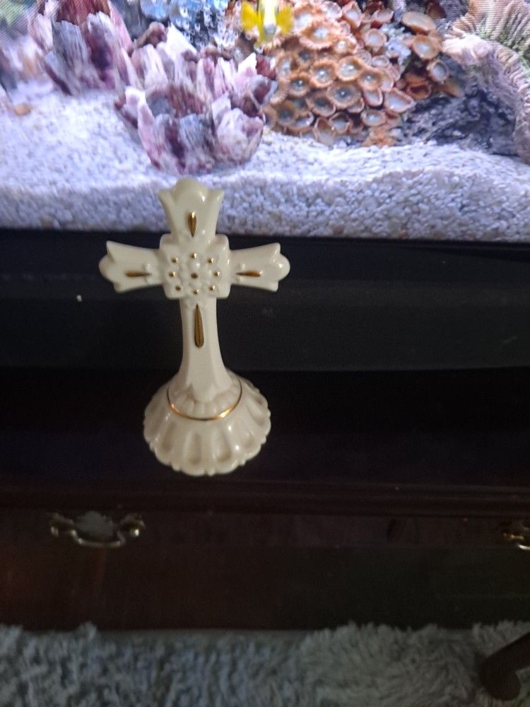 Cross LENOX CHINA RETAILED FOR $75. SELLING FOR 20$