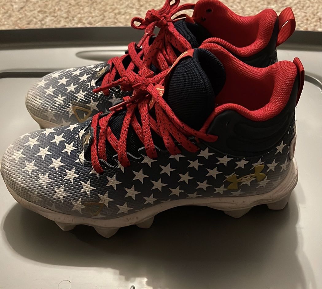 Boys Under Armour Football Cleats Size 3