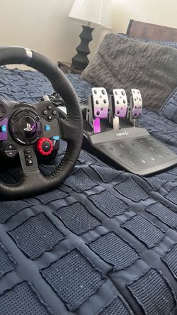 Logitec G29 Driving Force Racing Wheel and floor pedals