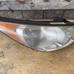 2010,2011,2012,2013 Hyundai Tucson Passenger Side Headlight