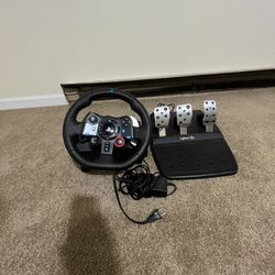 PlayStation steering wheel you can use it on PS4 or PS5 and it's good nothing's wrong with it