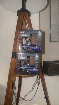 Ice cube dodger bobble head