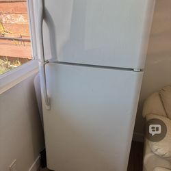 Full Size Refrigerator – Clean – Works Perfect – Ready for Pickup
