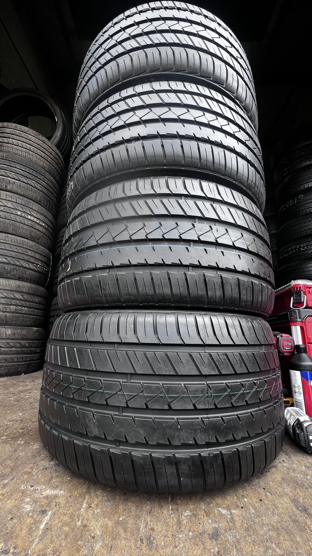 295/25/20 And 255/30/20 Lionhart 4 Tires