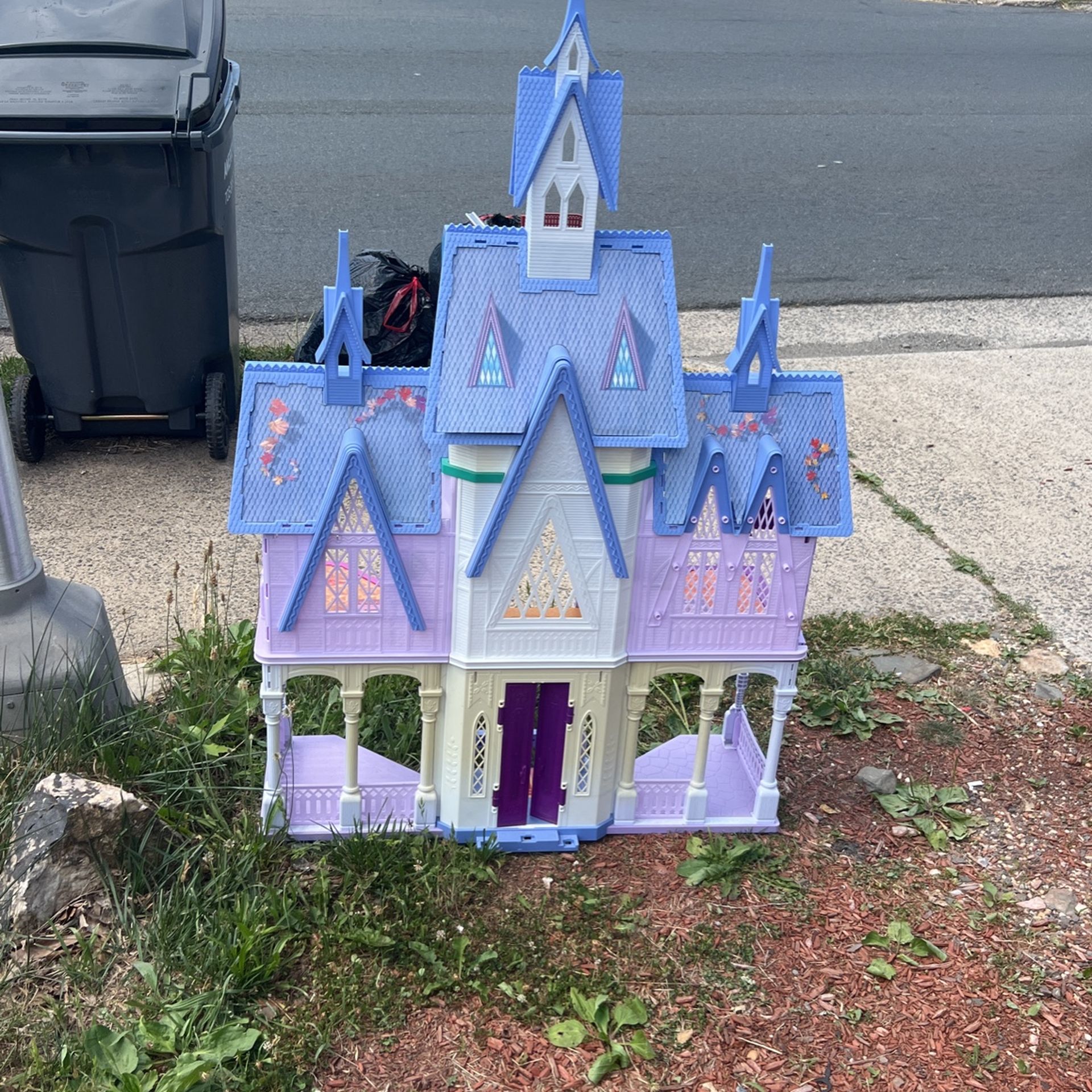 Frozen Doll House