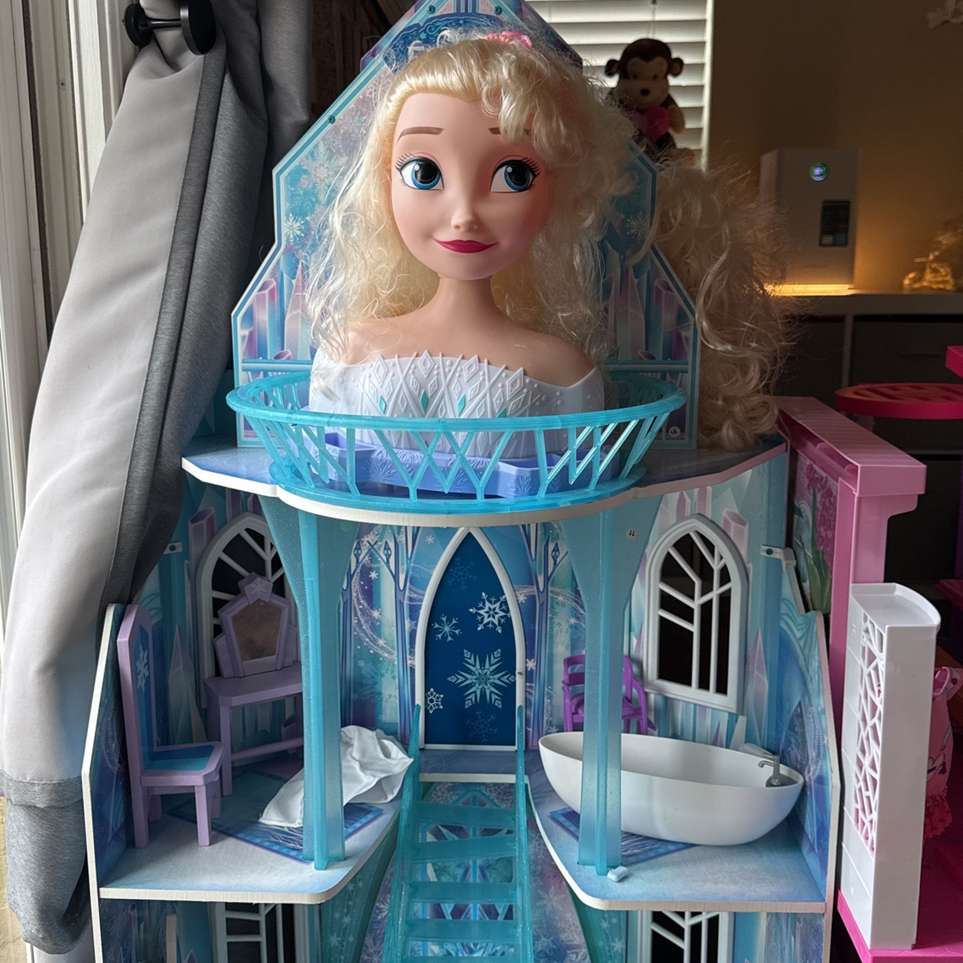 Elsa dollhouse