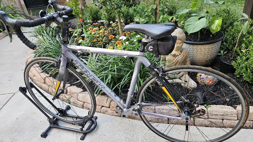 (Medium Frame) Trek 2100 Road Bike