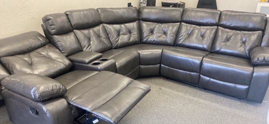 New Recliner Sectional Couch with Console! Free Delivery 🚚!