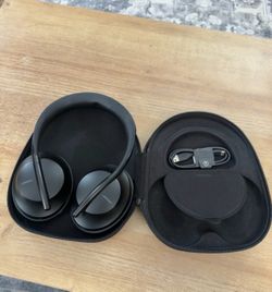Bose Noise Cancelling Headphones 700 (NC700).