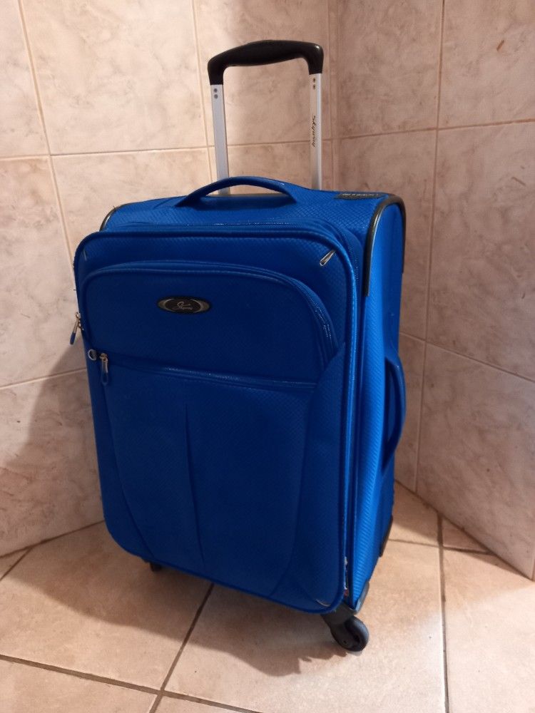 Skyway Zero Gravity CarryOn Luggage Lawn games