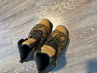 Timberland boots men’s 8.5 almost new