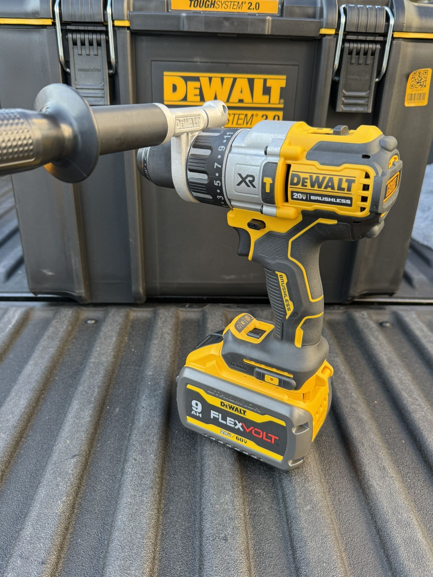 DEWALT 20V MAX XR Hammer Drill + 9Ah FLEXVOLT Battery – $270 (Precio firme)