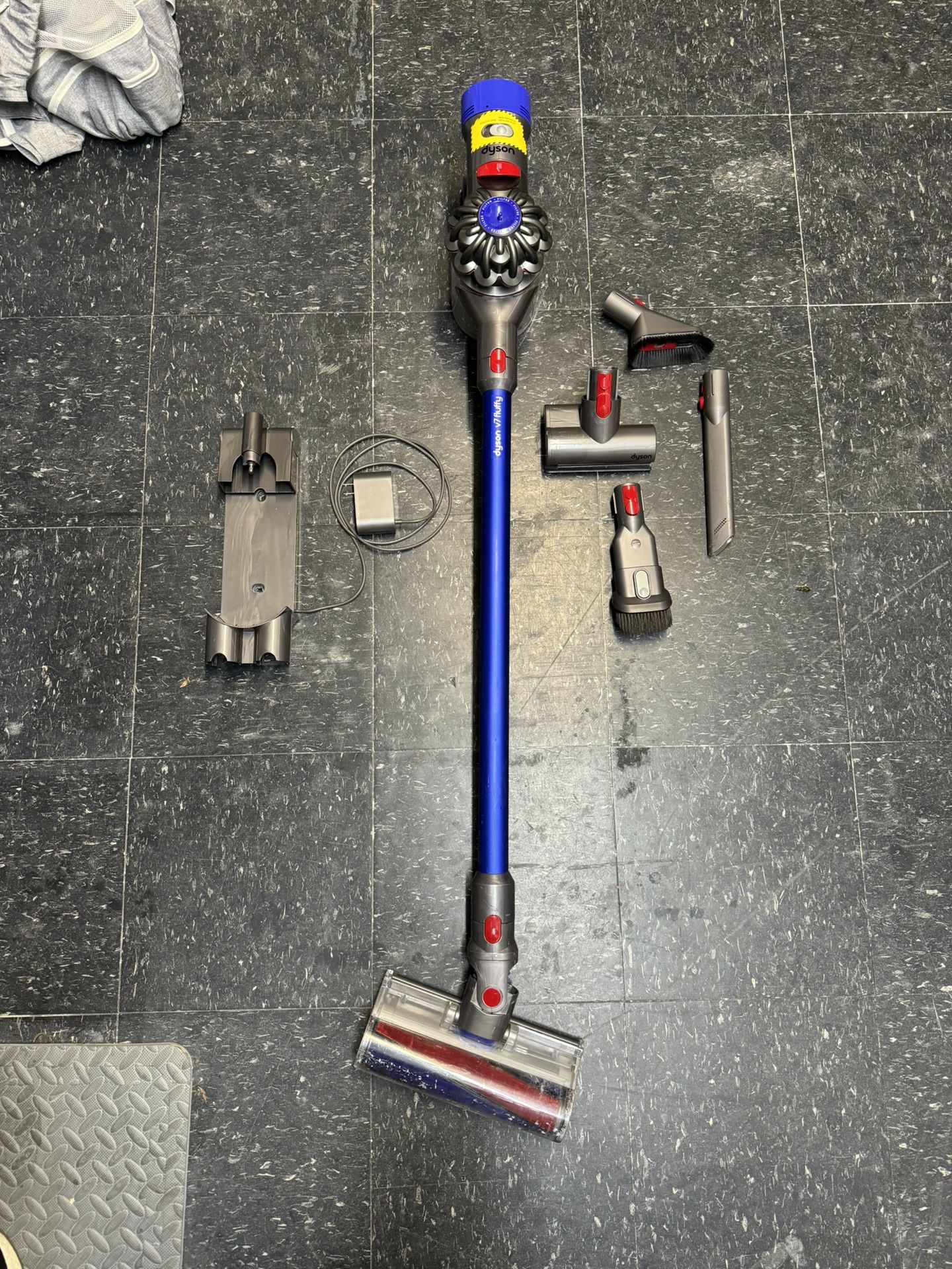 Dyson V7 Fluffy 