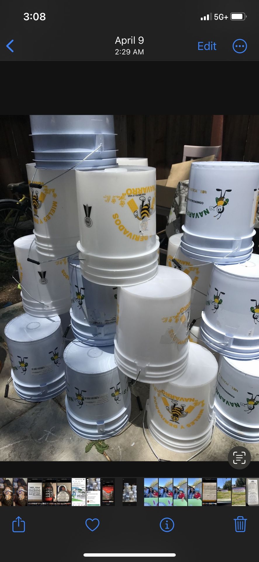 Empty Buckets/. Cubetas Vacías Con Tapas