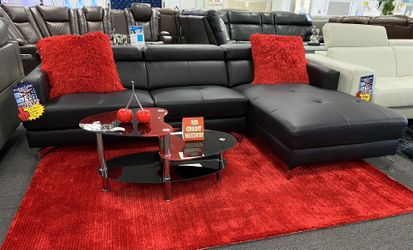 Black Stationary Sectional $1,299 Also Available In W/ Free 55inch/Seccional estacionario negro $1,299 También disponible con TV de 55 pulgadas gratis