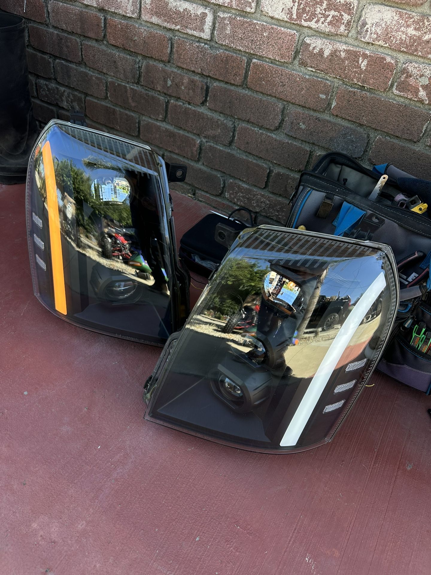 Cadillac Escalade Headlights 07-14 