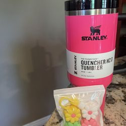 Stanley hot Pink 40oz with 4 cute flower covers 