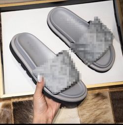 Women Grey lV pillow slide