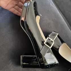 Zapato de charol color negro size 9