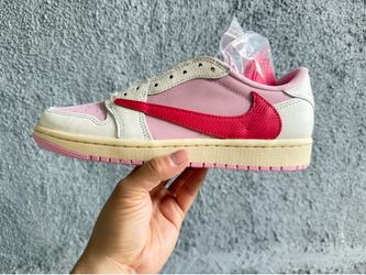 Travis Scott size 7 Jordan 1 Low  Tropical Pink