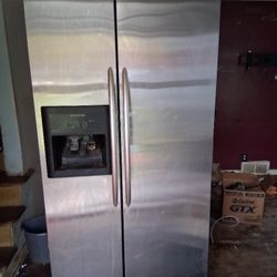 Frigidaire side by side refrigerator freezer