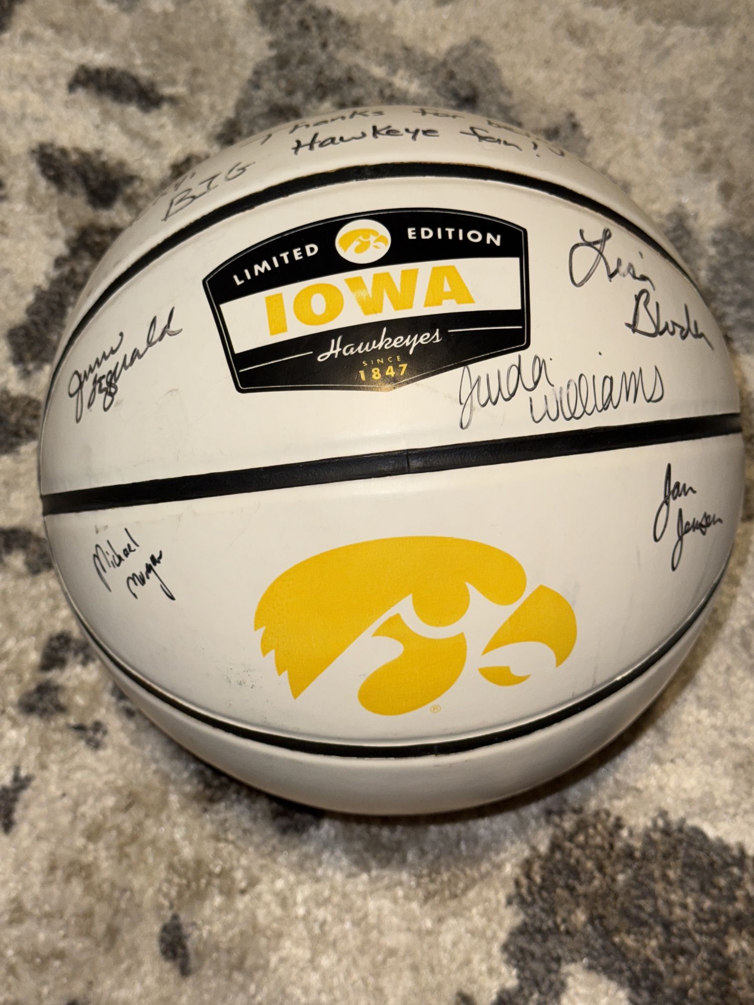 IOWA HAWKEYES AUTOGRAPHED WOMENS BASKETBALL 5 AUTOGRAPHS