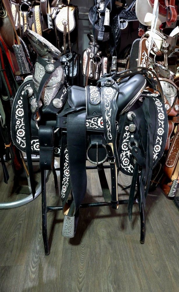 Montura Charra Con Fuste Plateado