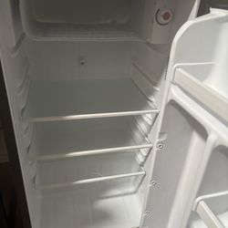 Mainstays  Single Door Mini Refrigerator