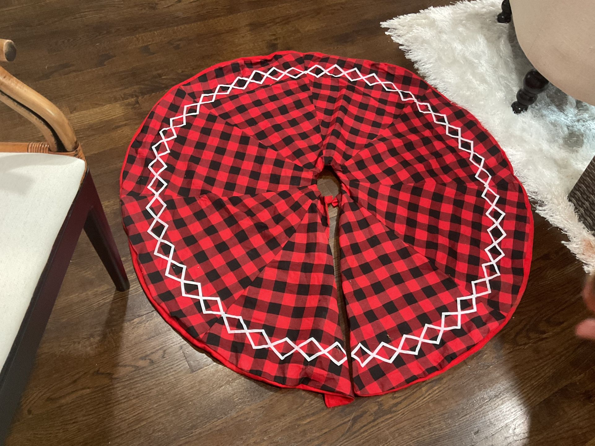 A Beautiful Red And Black Tree Skirt ( NO SHIPPING)