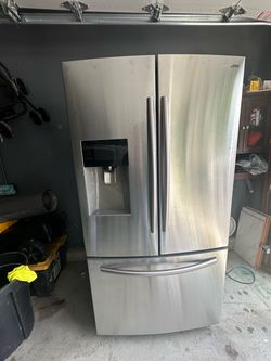 Samsung refrigerator in very good condition and clean