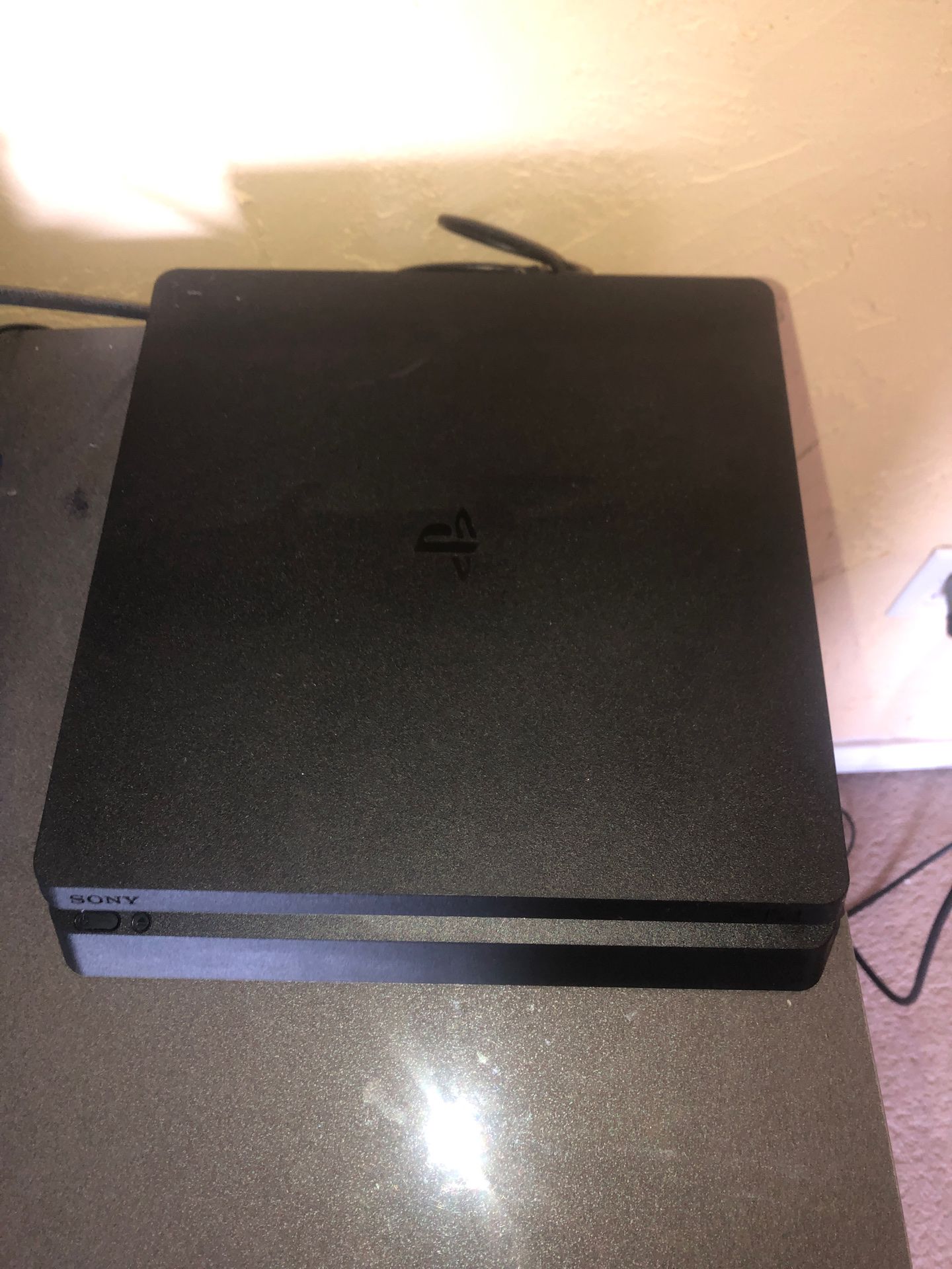 Ps4 (with 2 remotes)