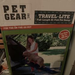 Full length bifold pet ramp up to 150 pounds brand new never used￼