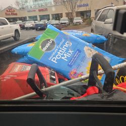 10 50qt Bags Of Miracle Grow Waterhold