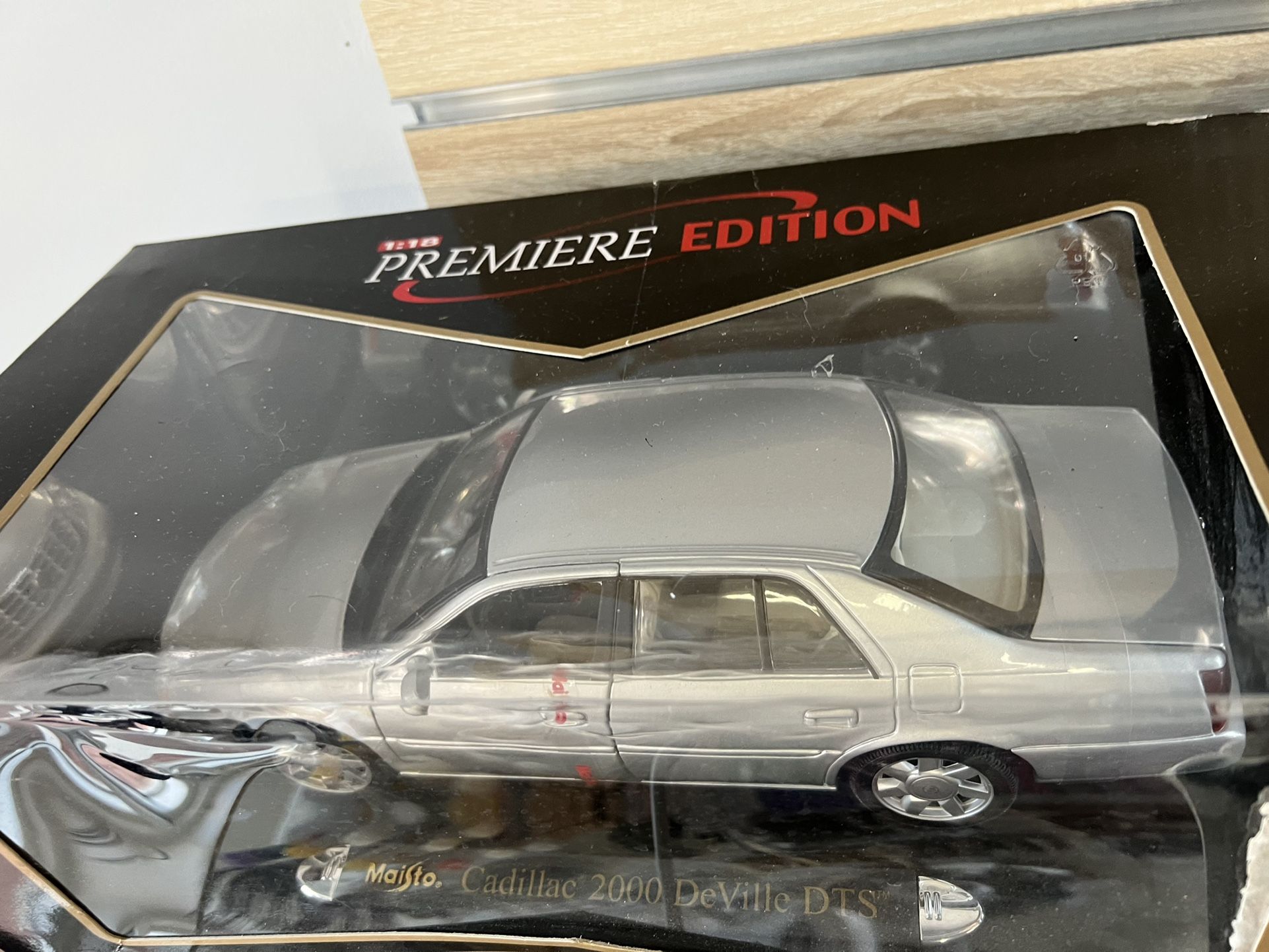 1:18 Collectible Cadillac 2000 Deville DTS 1:18 Collectible Collectibles & Art